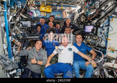 Les membres de l'équipage de l'expédition 68 à bord de la Station spatiale internationale posent pour un portrait. Première rangée : les cosmonautes Anna Kikina, Sergey Prokopyev, Dmitri Petelin ; au milieu : l'astronaute de l'ESA Samantha Cristoforetti et l'astronaute de la JAXA Koichi Wakata ; arrière : les astronautes de la NASA Jessica Watkins, Kjell Lindgren, Bob Hines, Frank Rubio, Josh Cassada, Nicole Mann. Cristoforetti passa une clé de commande symbolique à Prokopyev, marquant ses débuts en tant que commandant de l'expédition 68. Banque D'Images