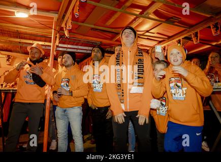 LA HAYE - Orange fans sur le marché Haagse, mieux connu sous le nom de Oranjestraat, lors du match de coupe du monde au Qatar entre le Sénégal et les pays-Bas. ANP SEM VAN DER WAL pays-bas sortie - belgique sortie Banque D'Images