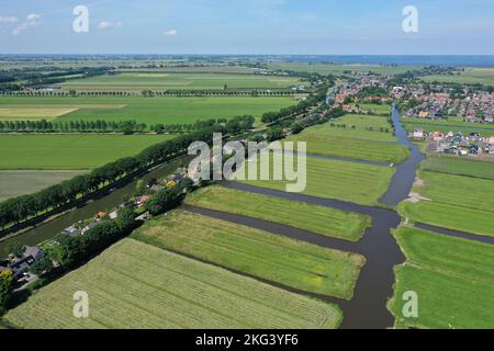 Vue aérienne sur le paysage historique des pays-Bas Waterland en juin, POLDER de hobrederkoog près d'Oosthuizen , Hobrede les pays-Bas Banque D'Images