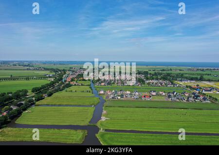 Vue aérienne sur le paysage historique des pays-Bas Waterland en juin, POLDER de hobrederkoog près d'Oosthuizen , Hobrede les pays-Bas Banque D'Images