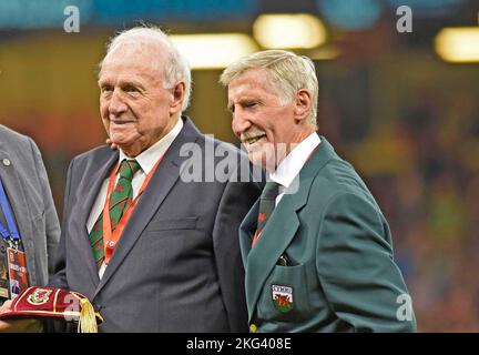 Terry Medwin (à gauche) et Cliff Jones (à droite), tous deux membres de l’équipe de coupe du monde du pays de Galles en 1958. Photo du 11th octobre 2018 prise en tête de l'International friendly entre le pays de Galles et l'Espagne au Stade National du pays de Galles à Cardiff. Banque D'Images