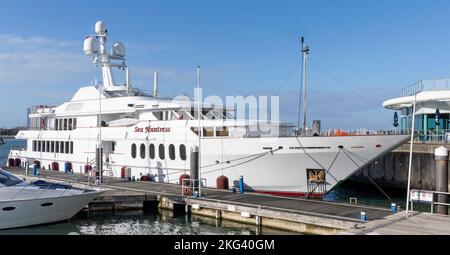 Sea Huntress Luxury Motor Yacht amarré à Gunwharf Quays Marina, Portsmouth Harbour, Portsmouth, Hampshire, Angleterre, ROYAUME-UNI Banque D'Images