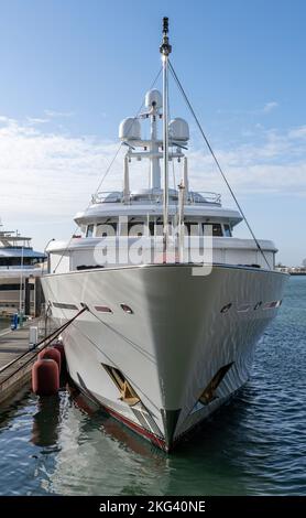 Sea Huntress Luxury Motor Yacht amarré à Gunwharf Quays Marina, Portsmouth Harbour, Portsmouth, Hampshire, Angleterre, ROYAUME-UNI Banque D'Images