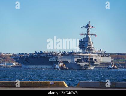 HALIFAX (Nouvelle-Écosse) (oct 28, 2022) – le navire amiral de l'USS Gerald R. Ford Carrier Strike Group (GRFCSG), l'USS Gerald R. Ford (CVN 78), arrive dans le port de Halifax pour sa première visite portuaire, le 28 octobre. Le GRFCSG en est à son premier déploiement et a mené des opérations et des exercices maritimes multinationaux dans l'océan Atlantique avec les alliés de l'OTAN. Banque D'Images