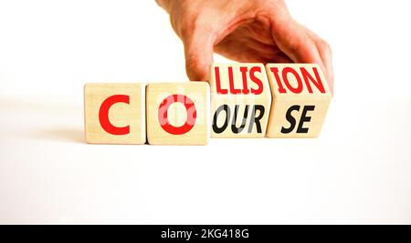 Symbole de trajectoire de collision. Concept Word collision course sur des cubes en bois. Magnifique table blanche fond blanc. Main d'homme d'affaires. Collision commerciale c Banque D'Images