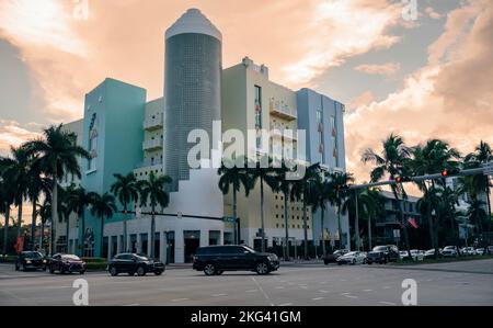 Centre-ville Miami Beach, circulation routière rue Banque D'Images