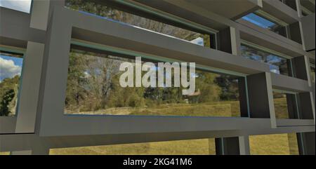 Une abstraction architecturale sous la forme d'une construction brutale de la façade d'un immeuble d'élite, dont les fenêtres reflètent un merveilleux Banque D'Images