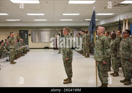 FORT GEORGE G. MEADE, Md. – le commandant de la Force opérationnelle entrante Echo VII et du 125e bataillon de cyberprotection, Maj. (promotionnel) Daniel Byrnside, salue Col. Benjamin Sangster, commandant de la 780e brigade de renseignement militaire (Cyber), signifiant le début de la mission de son commandement à l’appui des opérations cyberspatiales du Cyber Command américain, octobre 28 au Capt. John E. Smathers U.S. Army Reserve Center. Garde nationale de l'armée, cybersécurité, Echo de la Force opérationnelle, Banque D'Images