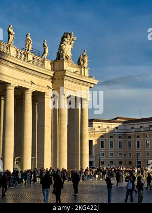 Rome Lazio Italie. Les touristes font la queue pour entrer dans la basilique Saint-Pierre sur la place Saint-Pierre Banque D'Images
