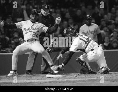 RICKEY HENDERSON DE A RÉAGIT À L'APPEL SORTANT APRÈS AVOIR ÉTÉ ÉTIQUETÉ PAR MARK HATTENBERG DANS LA PHOTO DU PERSONNEL DE 8TH BILL BELKNAP Banque D'Images