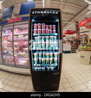 Cuneo, Italie - 18 novembre 2022: Produits Starbucks dans le magasin fenêtre réfrigérateur avec café et lait et cappuccino et tasses en carton caramel en ita Banque D'Images