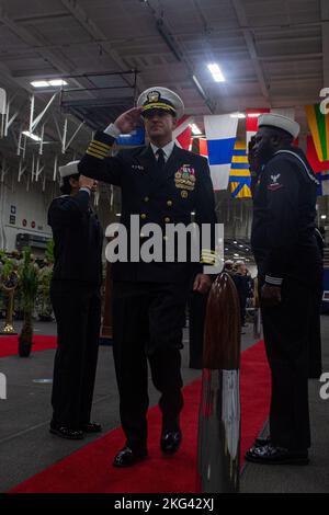 BASE NAVALE DE KITSAP-BREMERTON, Washington (oct 28, 2022) – le capitaine de la marine américaine Brian Schrum, commandant entrant du porte-avions de la classe Nimitz USS Theodore Roosevelt (CVN 71), salue en marchant à travers les bonbonnes lors d’une cérémonie de changement de commandement dans la baie hangar du navire le 28 octobre 2022. Theodore Roosevelt subit une mise à niveau progressive prévue au chantier naval de Puget Sound et à l'installation d'entretien intermédiaire où le navire reçoit des travaux d'entretien et de mise à niveau prévus. Banque D'Images