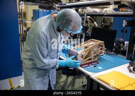 INSTALLATION MSOLO MLI PRIME-1. Le 19 octobre 2022, les ingénieurs préparent l'instrument de spectrométrie de masse Observing Lunar Operations (MSolo) pour l'installation d'isolation multicouche à l'intérieur de l'installation de traitement de la station spatiale du Kennedy Space Center. L'activité est en préparation pour la mission Polar Resources Ice Mining Experiment-1 (PRIME-1), qui sera la première démonstration in situ de l'utilisation des ressources sur la Lune. MSolo est un spectromètre de masse commercial prêt à l'emploi modifié pour fonctionner dans l'espace et aidera à analyser la composition chimique des sites d'atterrissage sur la Lune, ainsi qu'à étudier l'eau sur la lu Banque D'Images