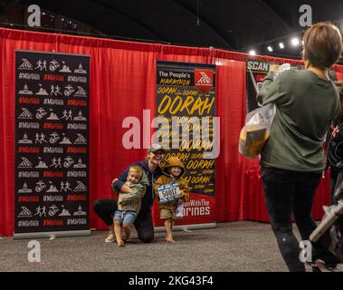 Les participants au Marathon 47th du corps des Marines posent pour des photos lors de l'exposition MCM Health & Fitness au D.C. Armory à Arlington, Virginie, le 28 octobre 2022. L'exposition MCM Health & Fitness a permis aux participants de goûter des aliments nutritifs, d'essayer les derniers équipements d'exercice, de tester la technologie, d'explorer les produits de récupération et de prendre des selfies motivants. La salle d'exposition comprenait des commanditaires, des organismes de bienfaisance, des fournisseurs, des examens de santé et de la documentation. Banque D'Images