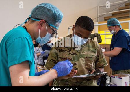 L'aviman principal Tabari Matthews, 189th technicienne dentaire, aide le capitaine de l'Armée canadienne Crive Kim, dentiste, à Puerto Barrios, au Guatemala, on 28 octobre, 2022, au cours de la promesse continue 2022. Les membres de la Garde nationale aérienne de l'Arkansas ont travaillé aux côtés des forces militaires américaines et étrangères, des représentants du gouvernement et du personnel civil pour fournir une aide humanitaire par le biais de soins médicaux, améliorer l'interopérabilité et développer des relations durables. Banque D'Images