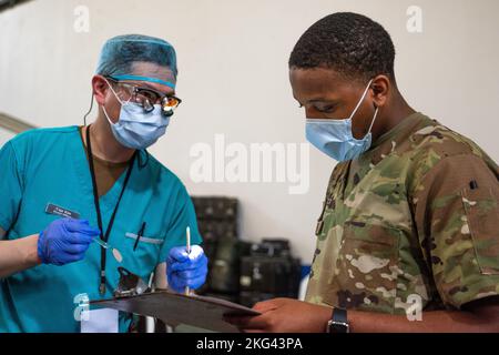 L'aviman principal Tabari Matthews, 189th technicienne dentaire, aide le capitaine de l'Armée canadienne Crive Kim, dentiste, à Puerto Barrios, au Guatemala, on 28 octobre, 2022, au cours de la promesse continue 2022. Les membres de la Garde nationale aérienne de l'Arkansas ont travaillé aux côtés des forces militaires américaines et étrangères, des représentants du gouvernement et du personnel civil pour fournir une aide humanitaire par le biais de soins médicaux, améliorer l'interopérabilité et développer des relations durables. Banque D'Images