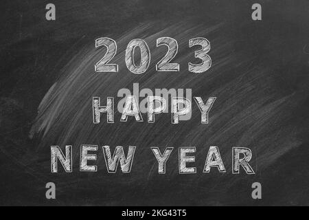 Texte dessiné à la main 2023 BONNE ANNÉE sur tableau noir. Banque D'Images