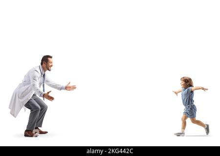 Petite fille courant pour embrasser un médecin mâle isolé sur fond blanc Banque D'Images