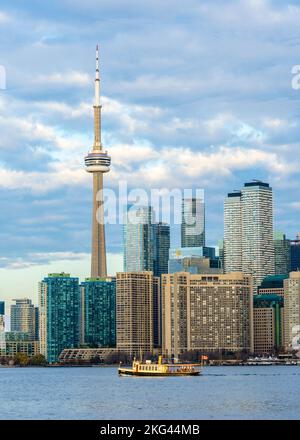 Bateau naviguant dans le lac Ontario avec la Tour CN et les gratte-ciel du centre-ville de Toronto en arrière-plan Banque D'Images