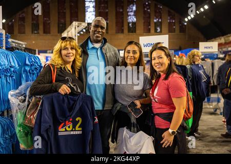 Les participants au 47e Marathon du corps des Marines posent pour des photos lors de la 47e exposition MCM Health & Fitness à l'Armory de D.C. à Arlington, Virginie, Oct. 28, 2022. La 47e exposition MCM Health & Fitness a permis aux participants de goûter des aliments nutritifs, d’essayer les derniers équipements d’exercice, de tester la technologie de conduite, d’explorer les produits de récupération et de prendre des selfies motivants. La salle d'exposition présentait des commanditaires, des organismes de bienfaisance, des vendeurs, des examens médicaux et de la littérature. 47th Marine corps Marathon, MCM, MCM Health & Fitness Expo, Marine corps Marathon, courir avec les Marines, le Marathon du peuple, Banque D'Images
