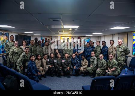 221028-N-LP924-1043 PUERTO BARRIOS, Guatemala (28 octobre 2022) des membres des services guatémaltèques assistent à un séminaire sur les femmes, la paix et la sécurité (WPS) à bord du navire-hôpital USNS Comfort (T-AH 20), 28 octobre 2022. Comfort est déployé dans la 4e flotte des États-Unis à l’appui de Promise 2022, une mission d’aide humanitaire et de bonne volonté menant des soins médicaux directs, des soins vétérinaires expéditionnaires et des échanges d’experts en la matière avec cinq pays partenaires des Caraïbes, d’Amérique centrale et d’Amérique du Sud. CP22, Comfort2022, ContinuingPromise, USNS Comfort, Banque D'Images