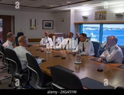 HALIFAX (Nouvelle-Écosse) (oct 28, 2022) – SMA. Daryl Caudle, commandant, U.S. Fleet Forces et Vice ADM. Daniel Dwyer, commandant, U.S. 2nd Fleet rencontre le Vice ADM. Angus Topshee, commandant de la Marine royale du Canada, au quartier général des Forces maritimes de l'Atlantique, octobre 28. Les dirigeants des deux marines se sont réunis pour discuter de la stratégie maritime et de l'intégration afin de renforcer les relations entre les deux pays. Banque D'Images