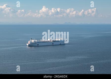 PUERTO BARRIOS, Guatemala (octobre 28, 2022)—le navire-hôpital USNS Comfort (T-AH 20) est ancré au large de la côte de Puerto Barrios, Guatemala, octobre 28, 2022. Comfort est déployé dans la 4e flotte des États-Unis à l’appui de Promise 2022, une mission d’aide humanitaire et de bonne volonté menant des soins médicaux directs, des soins vétérinaires expéditionnaires et des échanges d’experts en la matière avec cinq pays partenaires des Caraïbes, d’Amérique centrale et d’Amérique du Sud. CP22, Comfort2022, ContinuingPromise, USNSComfort, Banque D'Images