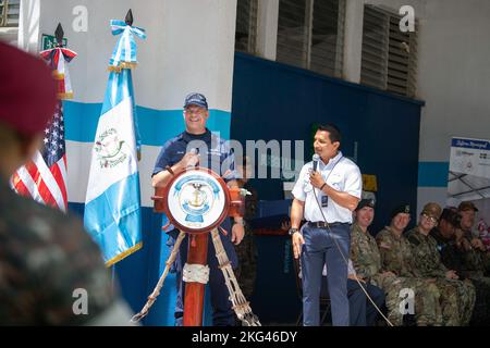 PUERTO BARRIOS, Guatemala (28 oct. 2022)— L'amiral Thomas G. Allan, contre-amiral de la Garde côtière américaine, directeur des opérations du Commandement Sud des États-Unis, à gauche, prononce un discours lors de la cérémonie d'ouverture de la promesse continue, 28 oct. 2022. Le navire-hôpital USNS Comfort (T-AH 20) est déployé dans la 4e flotte américaine à l’appui de Promise 2022, une mission d’aide humanitaire et de bonne volonté qui effectue des soins médicaux directs, des soins vétérinaires expéditionnaires et des échanges d’experts en la matière avec cinq pays partenaires dans les Caraïbes, l’Amérique centrale et l’Amérique du Sud. CP22, Comfort2022, ContinuingPromise, USNSComfort, Banque D'Images