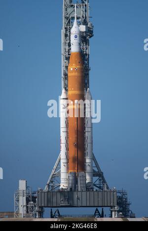 Artemis i Prelaunch. La fusée SLS (Space Launch System) de la NASA à bord de l'engin spatial Orion est vue au sommet d'un lanceur mobile au Launch Pad 39B alors que les préparatifs pour le lancement se poursuivent, le samedi 5 novembre 2022, au Kennedy Space Center de la NASA en Floride. L’essai en vol Artemis I de la NASA est le premier essai intégré des systèmes d’exploration spatiale profonde de l’agence : l’engin spatial Orion, la fusée SLS et les systèmes terrestres auxiliaires. Le lancement de l'essai en vol sans équipage est prévu pour le 14 novembre à 12 h 07 HNE. Banque D'Images