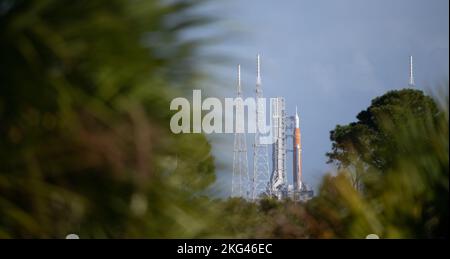 Artemis i Prelaunch. La fusée SLS (Space Launch System) de la NASA à bord de l'engin spatial Orion est vue au sommet d'un lanceur mobile au Launch Pad 39B alors que les préparatifs pour le lancement se poursuivent, le samedi 5 novembre 2022, au Kennedy Space Center de la NASA en Floride. L’essai en vol Artemis I de la NASA est le premier essai intégré des systèmes d’exploration spatiale profonde de l’agence : l’engin spatial Orion, la fusée SLS et les systèmes terrestres auxiliaires. Le lancement de l'essai en vol sans équipage est prévu pour le 14 novembre à 12 h 07 HNE. Banque D'Images