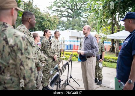 PUERTO BARRIOS, Guatemala (28 octobre 2022)— L'ambassadeur des États-Unis au Guatemala, William Popp, s'entretient avec la U.S. Fleet Forces Band, attachée au navire-hôpital USNS Comfort (T-AH 20), avant la cérémonie d'ouverture de la promesse, le 28 octobre 2022. Comfort est déployé dans la 4e flotte des États-Unis à l’appui de Promise 2022, une mission d’aide humanitaire et de bonne volonté menant des soins médicaux directs, des soins vétérinaires expéditionnaires et des échanges d’experts en la matière avec cinq pays partenaires des Caraïbes, d’Amérique centrale et d’Amérique du Sud. CP22, Comfort2022, ContinuingPromise, USNSComfort, Banque D'Images