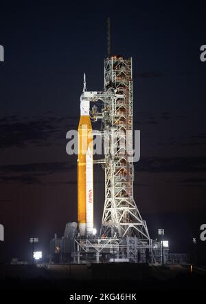 Artemis i Prelaunch. La fusée SLS (Space Launch System) de la NASA à bord de l'engin spatial Orion est illuminée par des projecteurs au-dessus du lanceur mobile du Launch Pad 39B alors que les préparatifs pour le lancement se poursuivent, le dimanche 6 novembre 2022, au Kennedy Space Center de la NASA en Floride. L’essai en vol Artemis I de la NASA est le premier essai intégré des systèmes d’exploration spatiale profonde de l’agence : l’engin spatial Orion, la fusée SLS et les systèmes terrestres auxiliaires. Le lancement de l'essai en vol sans équipage est prévu pour le 14 novembre à 12 h 07 HNE. Banque D'Images