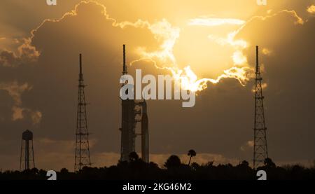 Artemis i Prelaunch. La fusée SLS (Space Launch System) de la NASA à bord de l'engin spatial Orion est vue au lever du soleil sur le lanceur mobile du Launch Pad 39B alors que les préparatifs pour le lancement se poursuivent, le lundi 7 novembre 2022, au Kennedy Space Center de la NASA en Floride. L’essai en vol Artemis I de la NASA est le premier essai intégré des systèmes d’exploration spatiale profonde de l’agence : l’engin spatial Orion, la fusée SLS et les systèmes terrestres auxiliaires. Le lancement de l'essai en vol sans équipage est prévu pour le 14 novembre à 12 h 07 HNE. Banque D'Images