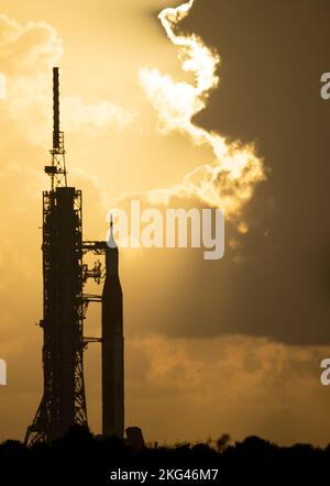 Artemis i Prelaunch. La fusée SLS (Space Launch System) de la NASA à bord de l'engin spatial Orion est vue au lever du soleil sur le lanceur mobile du Launch Pad 39B alors que les préparatifs pour le lancement se poursuivent, le lundi 7 novembre 2022, au Kennedy Space Center de la NASA en Floride. L’essai en vol Artemis I de la NASA est le premier essai intégré des systèmes d’exploration spatiale profonde de l’agence : l’engin spatial Orion, la fusée SLS et les systèmes terrestres auxiliaires. Le lancement de l'essai en vol sans équipage est prévu pour le 14 novembre à 12 h 07 HNE. Banque D'Images