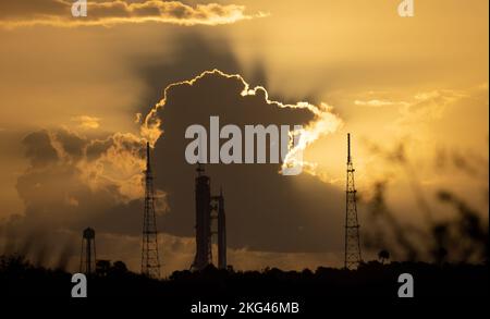 Artemis i Prelaunch. La fusée SLS (Space Launch System) de la NASA à bord de l'engin spatial Orion est vue au lever du soleil sur le lanceur mobile du Launch Pad 39B alors que les préparatifs pour le lancement se poursuivent, le lundi 7 novembre 2022, au Kennedy Space Center de la NASA en Floride. L’essai en vol Artemis I de la NASA est le premier essai intégré des systèmes d’exploration spatiale profonde de l’agence : l’engin spatial Orion, la fusée SLS et les systèmes terrestres auxiliaires. Le lancement de l'essai en vol sans équipage est prévu pour le 14 novembre à 12 h 07 HNE. Banque D'Images