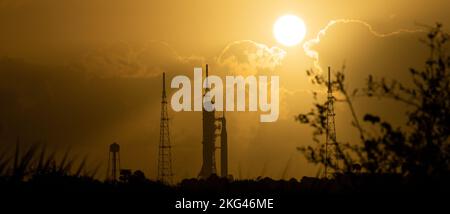 Artemis i Prelaunch. La fusée SLS (Space Launch System) de la NASA à bord de l'engin spatial Orion est vue au lever du soleil sur le lanceur mobile du Launch Pad 39B alors que les préparatifs pour le lancement se poursuivent, le lundi 7 novembre 2022, au Kennedy Space Center de la NASA en Floride. L’essai en vol Artemis I de la NASA est le premier essai intégré des systèmes d’exploration spatiale profonde de l’agence : l’engin spatial Orion, la fusée SLS et les systèmes terrestres auxiliaires. Le lancement de l'essai en vol sans équipage est prévu pour le 14 novembre à 12 h 07 HNE. Banque D'Images