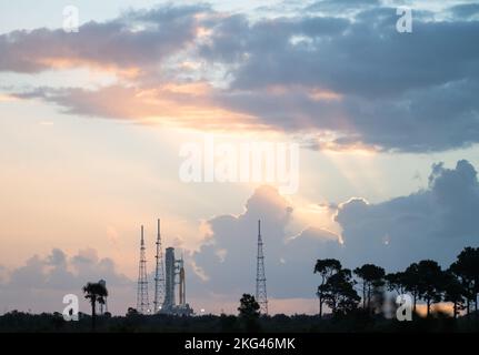 Artemis i Prelaunch. La fusée SLS (Space Launch System) de la NASA à bord de l'engin spatial Orion est vue au lever du soleil sur le lanceur mobile du Launch Pad 39B alors que les préparatifs pour le lancement se poursuivent, le lundi 7 novembre 2022, au Kennedy Space Center de la NASA en Floride. L’essai en vol Artemis I de la NASA est le premier essai intégré des systèmes d’exploration spatiale profonde de l’agence : l’engin spatial Orion, la fusée SLS et les systèmes terrestres auxiliaires. Le lancement de l'essai en vol sans équipage est prévu pour le 14 novembre à 12 h 07 HNE. Banque D'Images