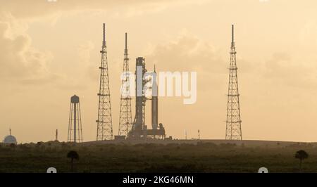 Artemis i Prelaunch. La fusée SLS (Space Launch System) de la NASA à bord de l'engin spatial Orion est vue sur le lanceur mobile du Launch Pad 39B alors que les préparatifs pour le lancement se poursuivent, le lundi 7 novembre 2022, au Kennedy Space Center de la NASA en Floride. L’essai en vol Artemis I de la NASA est le premier essai intégré des systèmes d’exploration spatiale profonde de l’agence : l’engin spatial Orion, la fusée SLS et les systèmes terrestres auxiliaires. Le lancement de l'essai en vol sans équipage est prévu pour le 14 novembre à 12 h 07 HNE. Banque D'Images