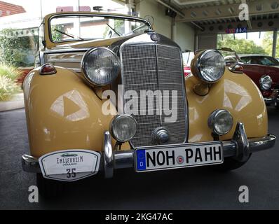 Itterbeck, Allemagne - novembre 1 2022 Un cabriolet Mercedes Benz 170 classique se trouve dans une salle d'exposition. Ce modèle a été construit entre 1949 et 1952 Banque D'Images