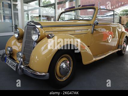 Itterbeck, Allemagne - novembre 1 2022 Un cabriolet Mercedes Benz 170 classique se trouve dans une salle d'exposition. Ce modèle a été construit entre 1949 et 1952 Banque D'Images