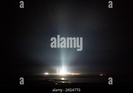 Artemis i Preflight. La fusée SLS (Space Launch System) de la NASA à bord de l'engin spatial Orion est vue au sommet du lanceur mobile illuminé par des projecteurs au Launch Pad 39B, le mercredi 16 novembre 2022, alors que le compte à rebours du lancement progresse au Kennedy Space Center de la NASA en Floride. L’essai en vol Artemis I de la NASA est le premier essai intégré des systèmes d’exploration spatiale profonde de l’agence : l’engin spatial Orion, la fusée SLS et les systèmes terrestres auxiliaires. Banque D'Images