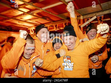 LA HAYE - Orange fans sur le marché Haagse, mieux connu sous le nom de Oranjestraat, lors du match de coupe du monde au Qatar entre le Sénégal et les pays-Bas. ANP SEM VAN DER WAL pays-bas sortie - belgique sortie Banque D'Images