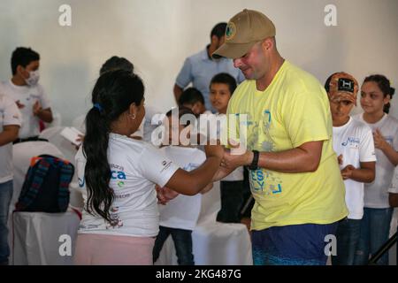 PUERTO BARRIOS, Guatemala (28 octobre 2022) le matelot William Marrero danse avec un étudiant de la bande Esperanza Azteca lors d'un événement de relations communautaires à Puerto Barrios, Izabal, Guatemala, 28 octobre 2022. Comfort est déployé dans la 4e flotte des États-Unis à l’appui de Promise 2022, une mission d’aide humanitaire et de bonne volonté menant des soins médicaux directs, des soins vétérinaires expéditionnaires et des échanges d’experts en la matière avec cinq pays partenaires des Caraïbes, d’Amérique centrale et d’Amérique du Sud. CP22, Comfort2022, ContinuingPromise, Banque D'Images