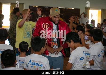 PUERTO BARRIOS, Guatemala (28 octobre 2022) le matelot spécialiste de la vente au détail Caleb Ramsey, affecté au navire-hôpital USNS Comfort (T-AH 20), danse avec des étudiants de la bande Esperanza Azteca lors d'un événement de relations communautaires à Puerto Barrios, Izabal, Guatemala, 28 octobre 2022. Comfort est déployé dans la 4e flotte des États-Unis à l’appui de Promise 2022, une mission d’aide humanitaire et de bonne volonté menant des soins médicaux directs, des soins vétérinaires expéditionnaires et des échanges d’experts en la matière avec cinq pays partenaires des Caraïbes, d’Amérique centrale et d’Amérique du Sud. CP22, Comfort2022, ContinuingPromise, Banque D'Images