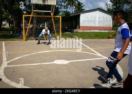 PUERTO BARRIOS, Guatemala (28 octobre 2022) le matelot spécialiste de la vente au détail Caleb Ramsey, affecté au navire-hôpital USNS Comfort (T-AH 20) joue au soccer avec des enfants de l'équipe locale de soccer lors d'un événement de relations communautaires à Vera Cruz, Guatemala, 28 octobre 2022. Comfort est déployé dans la 4e flotte des États-Unis à l’appui de Promise 2022, une mission d’aide humanitaire et de bonne volonté menant des soins médicaux directs, des soins vétérinaires expéditionnaires et des échanges d’experts en la matière avec cinq pays partenaires des Caraïbes, d’Amérique centrale et d’Amérique du Sud. CP22, Comfort2022, ContinuingPromise, Banque D'Images