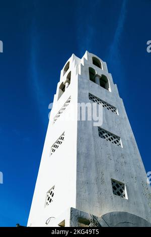 Vue sur l'église de Mitropolis Ypapanti à Santorin avec ciel bleu Banque D'Images