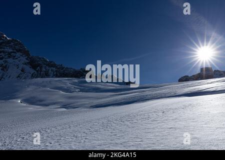 Journée ensoleillée et lumineuse sur le glacier de Dachstein - montagnes, neige et soleil. Autriche, Alpes Banque D'Images