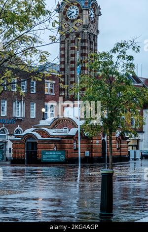 Epsom, Surrey, Londres, Royaume-Uni, 20 novembre 2022, Tour de l'horloge historique de la vieille Epsom sur Une matinée humide et vide High Street sans personne Banque D'Images