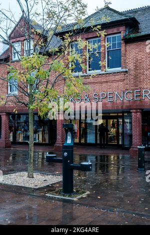 Epsom, Surrey, Londres, Royaume-Uni, 20 novembre 2022, Marks and Specer chaîne de détail du centre-ville de High Street sur Un mouillage humide sans personne Banque D'Images