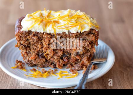 Un gâteau de carotte et de Tamarind fait maison. Le gâteau est fait à l'aide d'une recette traditionnelle avec l'ajout de tamarin. Il a un glaçage au fromage à la crème Banque D'Images